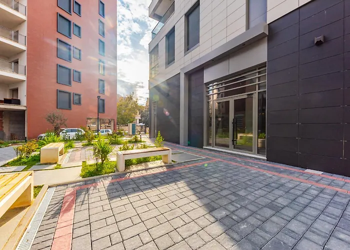 The Funky By Pikhost * ティラナ